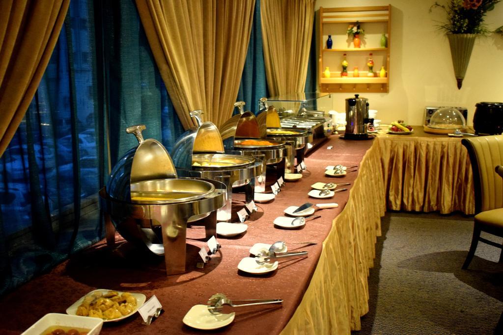 Nejoum Al Emarat Hotel Шарджа Екстериор снимка