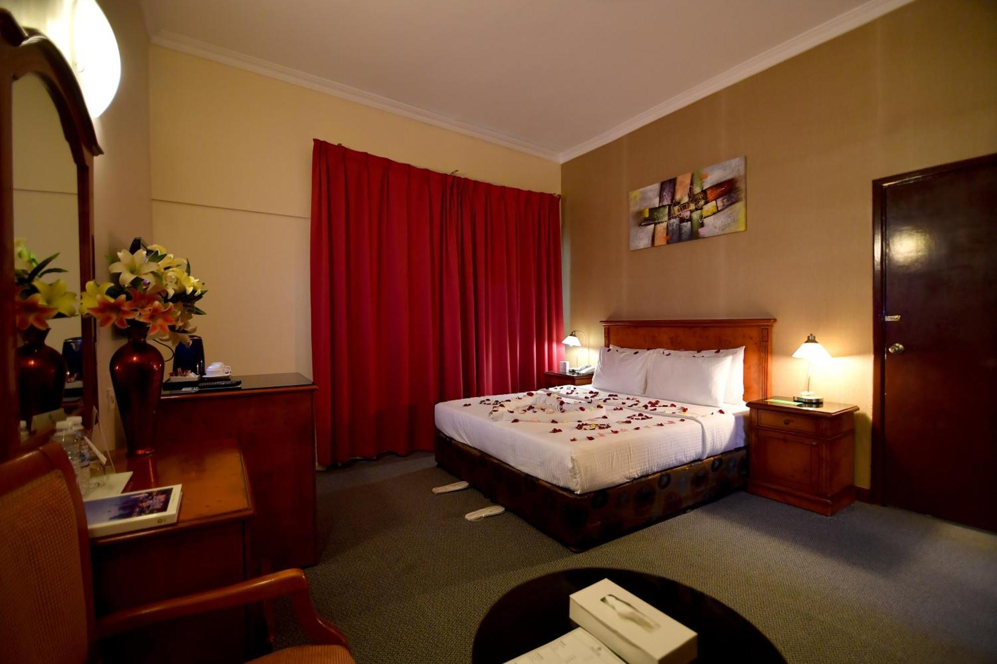 Nejoum Al Emarat Hotel Шарджа Екстериор снимка