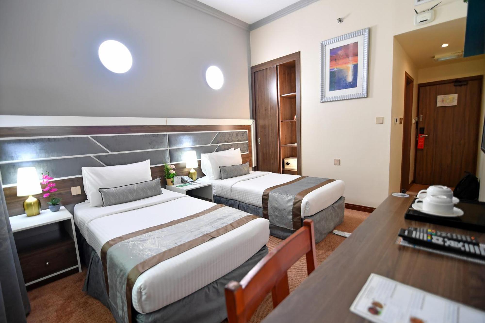 Nejoum Al Emarat Hotel Шарджа Екстериор снимка