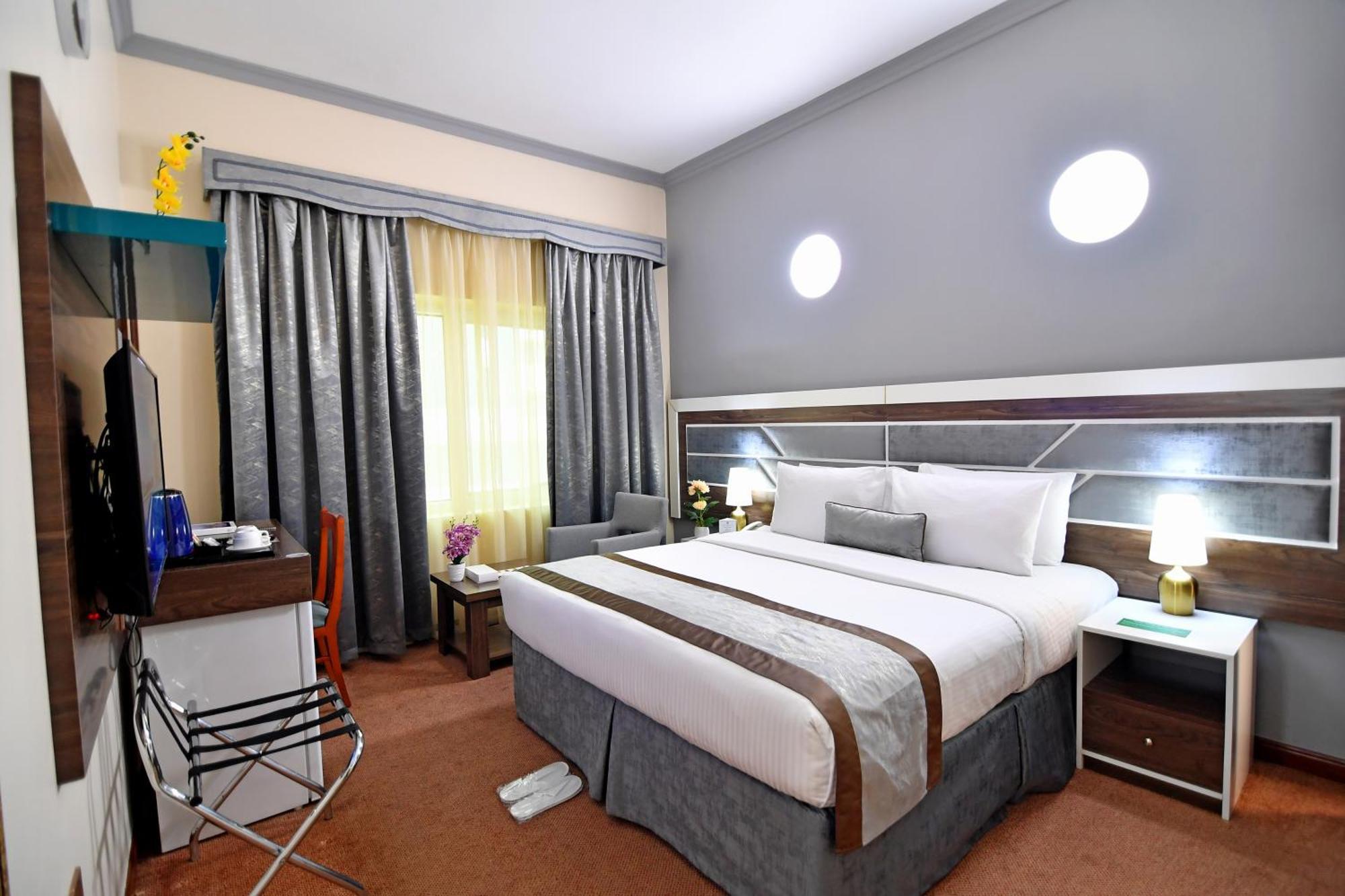 Nejoum Al Emarat Hotel Шарджа Екстериор снимка