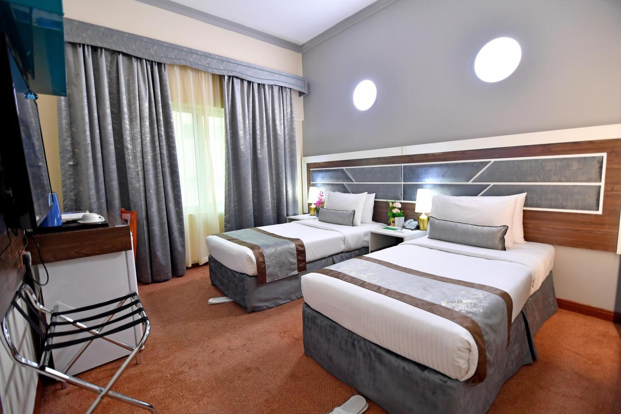 Nejoum Al Emarat Hotel Шарджа Екстериор снимка