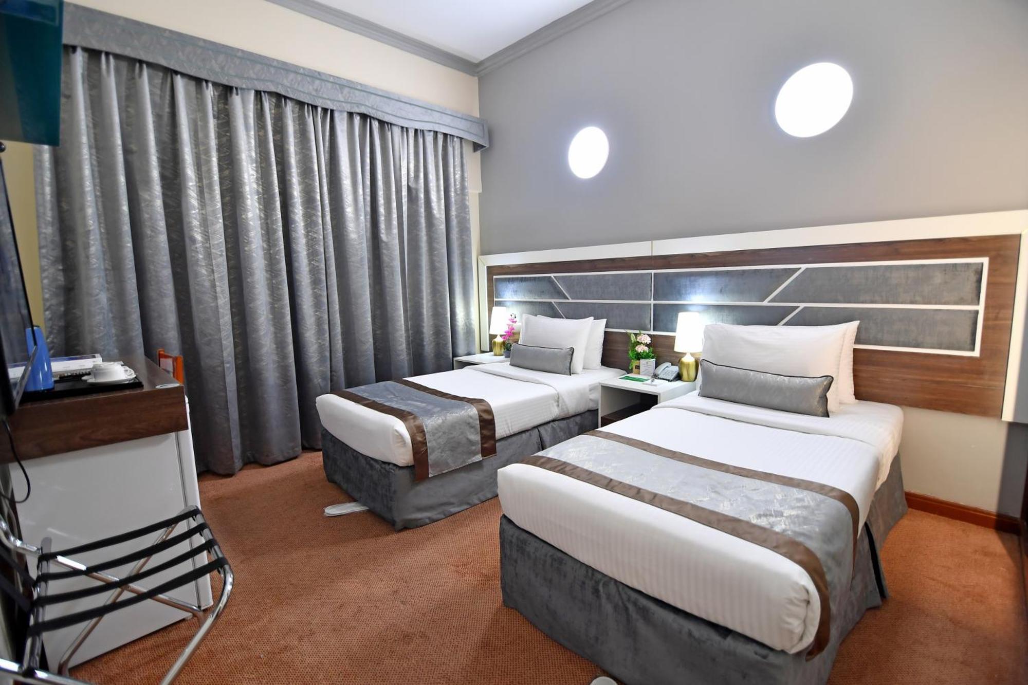 Nejoum Al Emarat Hotel Шарджа Екстериор снимка